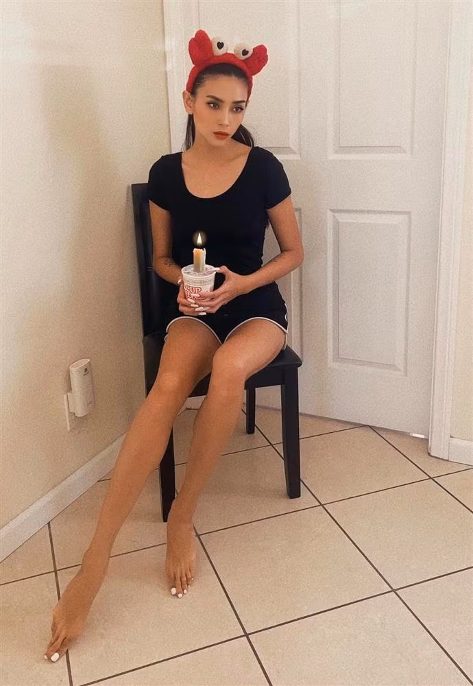 Vo Hoang Yen lo ngon chan dai nhu ngon tay nguoi khac