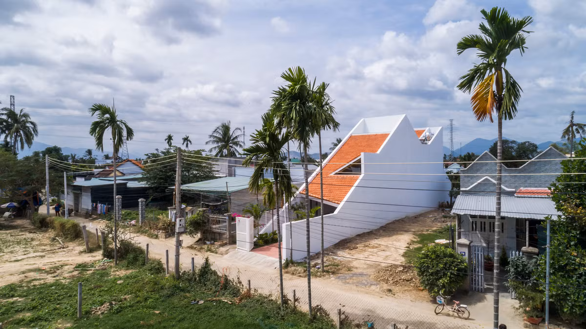  Căn nhà được thiết kế với khoảng lùi đủ rộng để làm phần sân trước, hai bên hàng rào trồng những hàng cau quen thuộc kết hợp với nhiều cây xanh tạo nên hình ảnh rất đỗi thân thương.