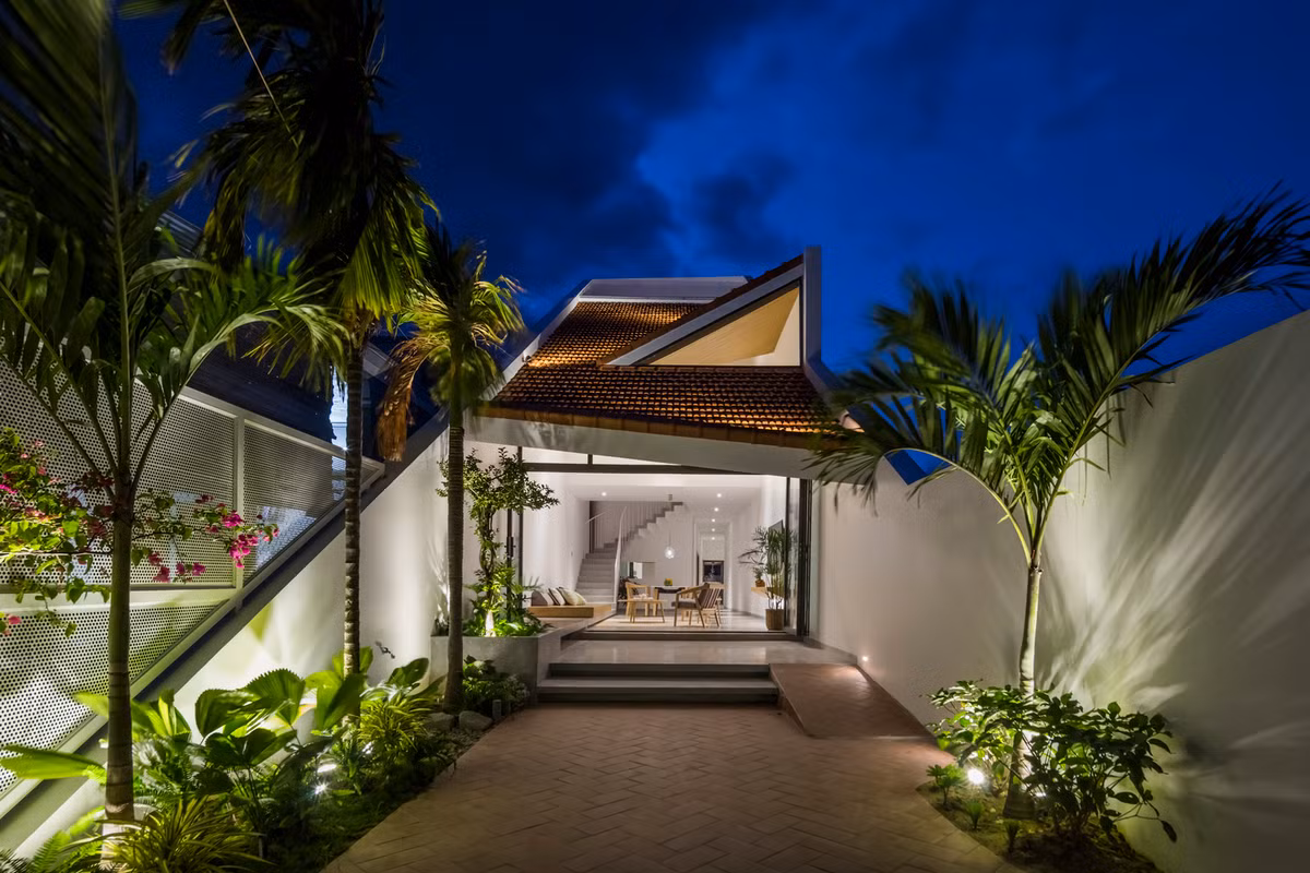 Diên Khánh House là công trình nhà ở xây dựng tại xã Diên Phú, huyện Diên Khánh, tỉnh Khánh Hòa với mong muốn giữ lại những nét truyền thống quen thuộc đang dần mai một của những ngôi nhà nông thôn.