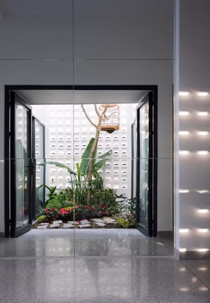 Không gian sinh hoạt và thư giãn được phân chia bằng giếng trời. Thông qua các không gian này, ánh sáng và gió được dẫn vào nhà một cách tự nhiên.