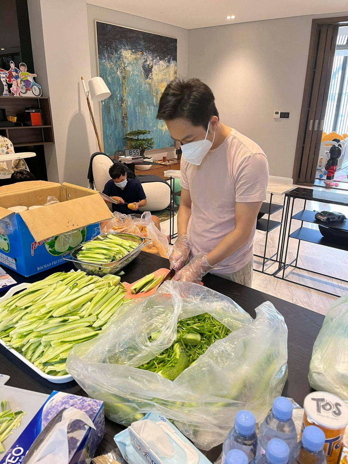 Những khoảnh khắc bình yên, gần gũi của cả gia đình khiến người hâm mộ thêm yêu mến cũng như được tiếp thêm năng lượng tích cực trong mùa dịch. Ảnh: FBNV