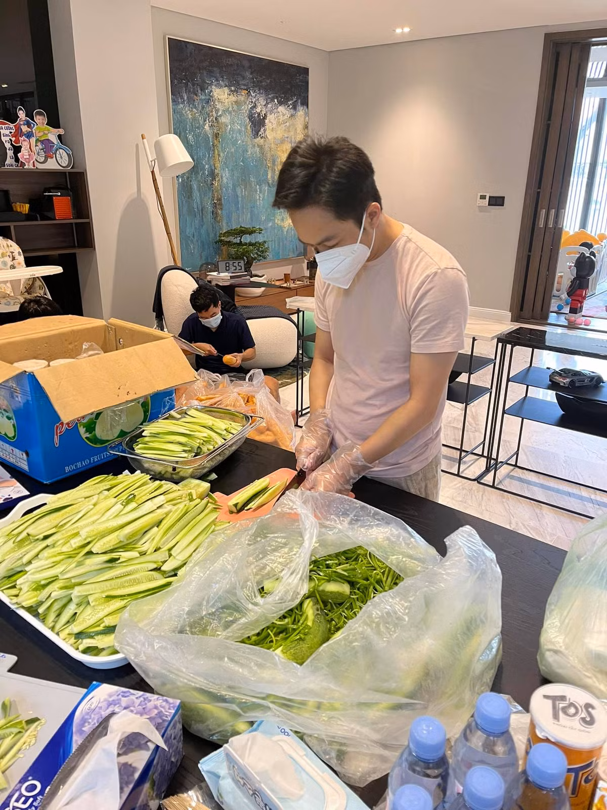 Những khoảnh khắc bình yên, gần gũi của cả gia đình khiến người hâm mộ thêm yêu mến cũng như được tiếp thêm năng lượng tích cực trong mùa dịch. Ảnh: FBNV