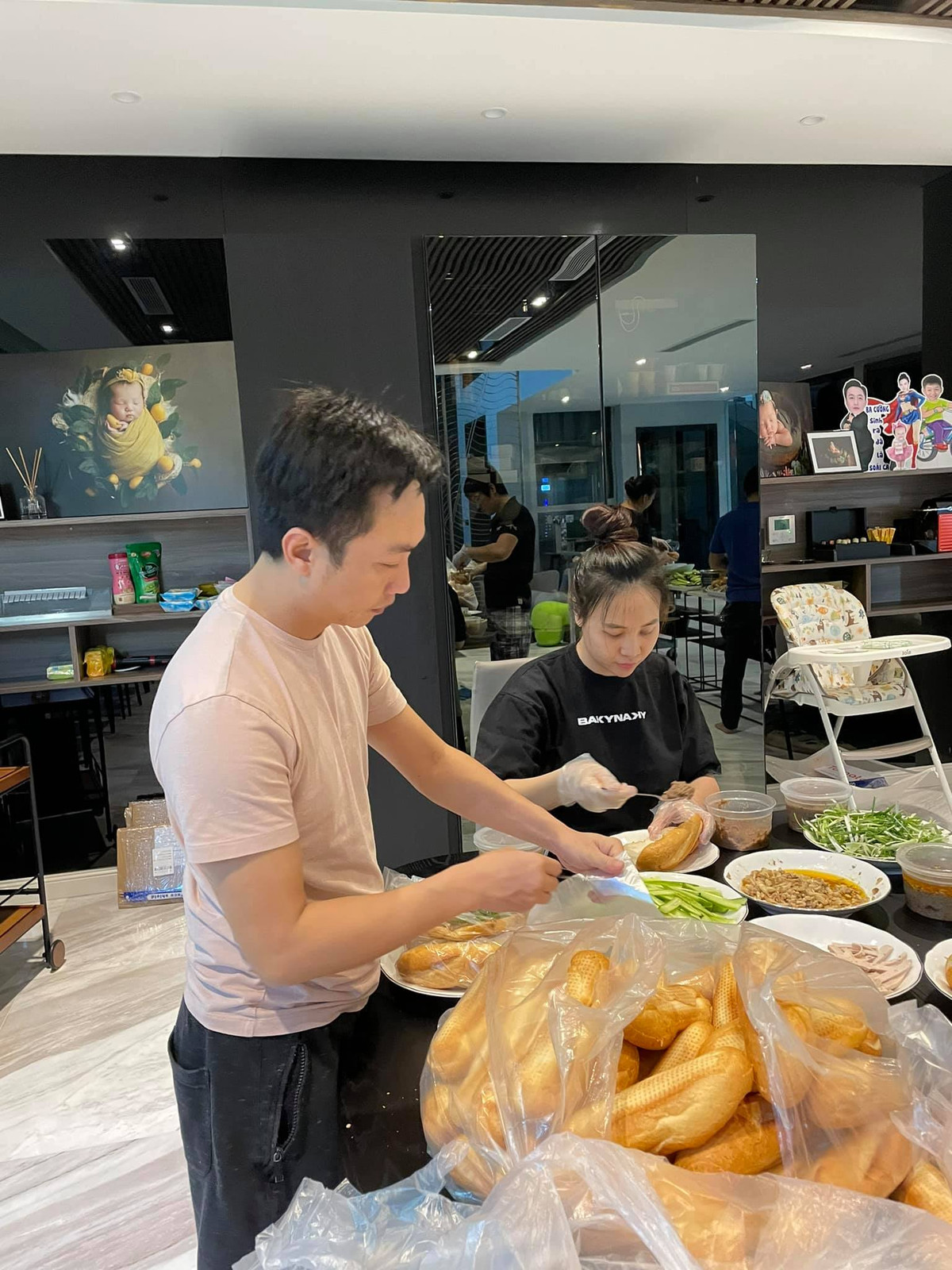 Vợ chồng Cường Đôla - Đàm Thu Trang vào bếp làm bánh mì chả tặng bà con Sài Gòn thân yêu. Ảnh: FBNV