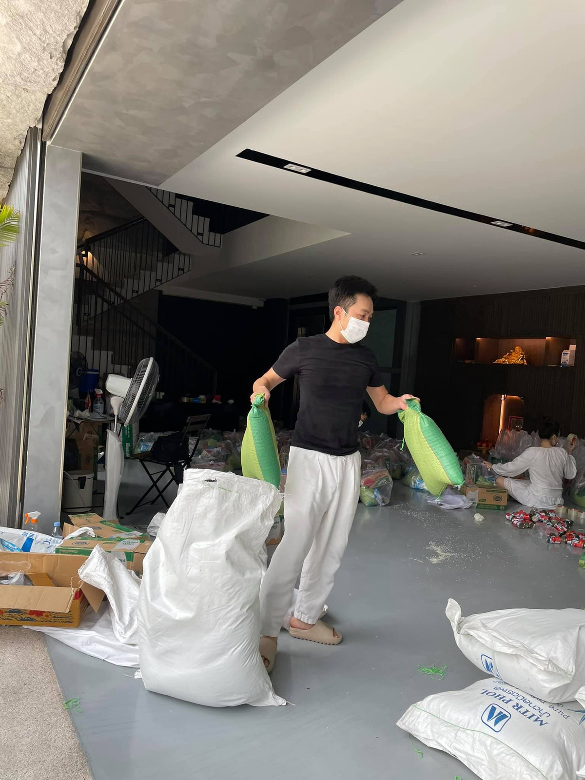 Ngoài ra, cả gia đình Cường Đô La cũng không quên có những hành động giúp đỡ người dân vượt qua khó khăn trong tình hình dịch bệnh. Ảnh: FBNV