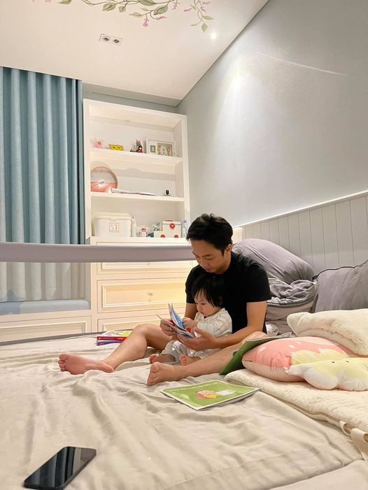 Trước giờ đi ngủ, anh dành thời gian đọc truyện cho con gái Suchin. Ảnh: FBNV