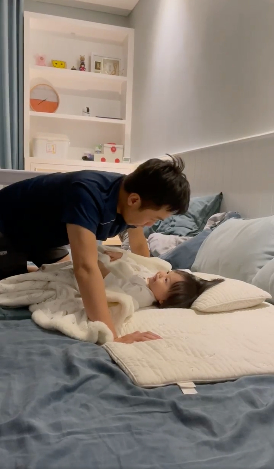 Không chỉ ghi điểm bởi sự thành công trong kinh doanh, "đại gia phố núi" Cường Đô La còn khiến nhiều người ngưỡng mộ trước những hình ảnh đời thường dung dị và gần gũi hàng ngày. Ảnh chụp màn hình