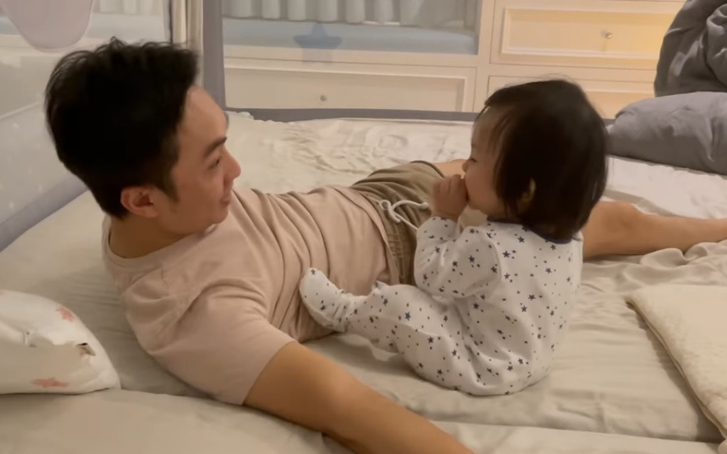 Mỗi tối sau những hoạt động thường nhật, thói quen của Cường Đô La là tỉ tê cùng con gái. Ảnh chụp màn hình