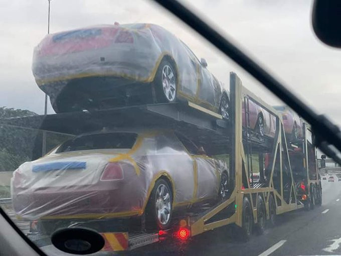 Đáng chú ý, trong số 19 chiếc Rolls Royce đã được giao, người xem phát hiện ra có sự xuất hiện của những mẫu xe nổi tiếng, đắt đỏ như Ghost, Phantom và Cullinan.