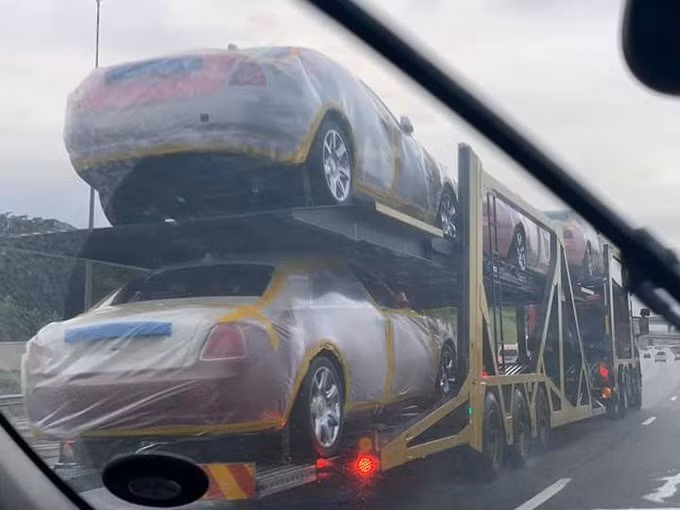 Đáng chú ý, trong số 19 chiếc Rolls Royce đã được giao, người xem phát hiện ra có sự xuất hiện của những mẫu xe nổi tiếng, đắt đỏ như Ghost, Phantom và Cullinan.