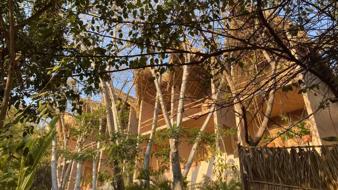 Monte Uzulu là khách sạn boutique nằm giữa khu rừng Oaxacan ở Mexico. Đây là công trình do studio thiết kế Taller Lu’um &amp; At-te thực hiện. Khách sạn mộc mạc này lưu giữ và truyền tải nét văn hóa địa phương một cách sâu sắc.