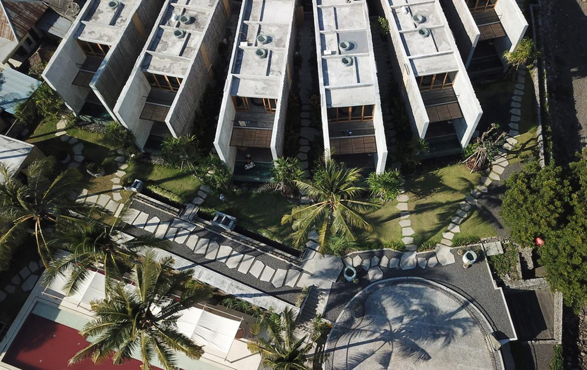 Khách sạn The Tiing ở Bali (Indonesia) được xây dựng theo kiểu boutique trong một cánh rừng già. Khách sạn có 14 phòng, được nhận xét là có sự kết nối mạnh mẽ với thiên nhiên.