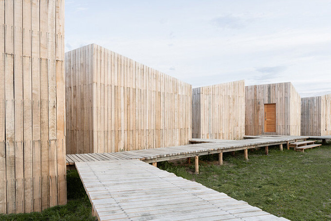 Khách sạn Aka Patagonia ở Chile gồm 6 cabin bằng gỗ, không có cửa sổ nhưng sử dụng các tấm kính rộng rãi trong suốt giúp du khách thưởng ngoạn phong cảnh tuyệt đẹp của những con kênh, cánh đồng.