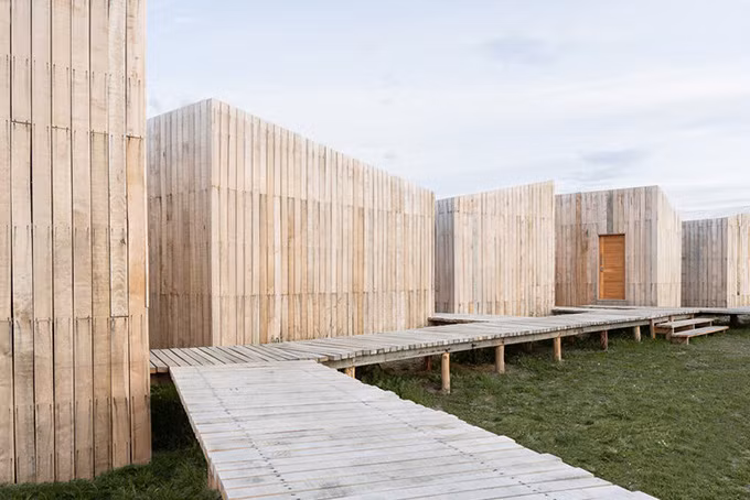 Khách sạn Aka Patagonia ở Chile gồm 6 cabin bằng gỗ, không có cửa sổ nhưng sử dụng các tấm kính rộng rãi trong suốt giúp du khách thưởng ngoạn phong cảnh tuyệt đẹp của những con kênh, cánh đồng.