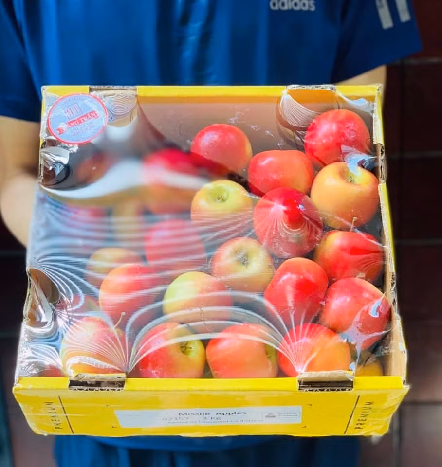 Vì vậy, để mua chuẩn táo mini nhập khẩu Úc, người tiêu dùng cần tìm đến địa chỉ mua hàng uy tín. Nguồn ảnh: chụp màn hình, Facebook