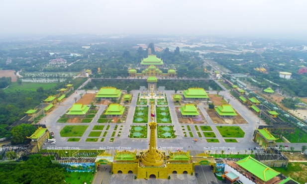 Người đóng vai trò lên ý tưởng, nghĩ ra phối cảnh và trực tiếp đến chỉ đạo thực hiện từng hạng mục của công trình Đền thờ Đại Nam chính là ông Huỳnh Uy Dũng, chồng của bà Phương Hằng. Ảnh: Vietnam+