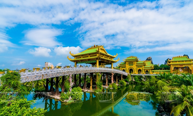 Cũng theo chia sẻ này, ông Dũng đã dành tâm huyết 10 năm để biến một vùng đất hoang sơ với những bãi đất trống không người ở hoặc những rừng cao su kéo dài bất tận trở thành một khu du lịch rộng lớn thu hút rất nhiều lượt khách. Ảnh: Vietnam+