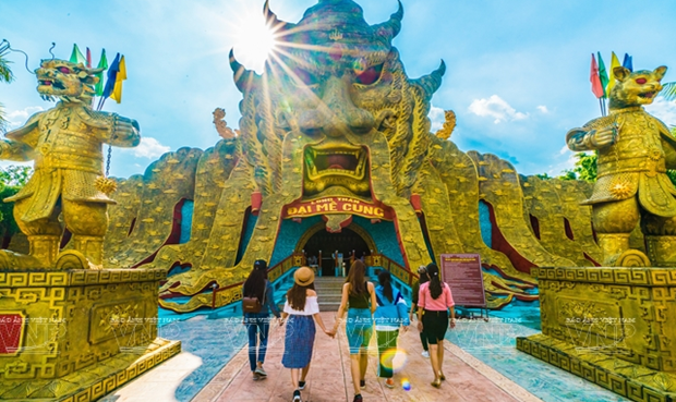 Ngày 10/3/1999, công trình đầu tiên của dự án này được khởi công xây dựng. Đến ngày 11/9/2008, Khu du lịch Đại Nam chính thức khai trương đón khách. Ảnh: Vietnam+