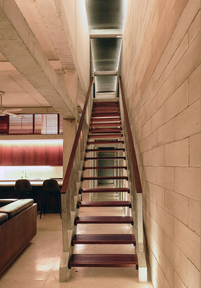 Cầu thang, lõi trung tâm thẳng lên mái nhà giúp đón sáng, thông gió tối ưu.