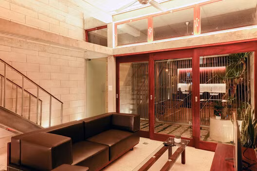 Nội thất gỗ tông màu ấm áp tạo điểm nhấn cho không gian.