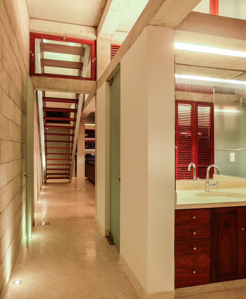 Khu vực cầu thang đón sáng tự nhiên cho toàn bộ không gian bên trong.