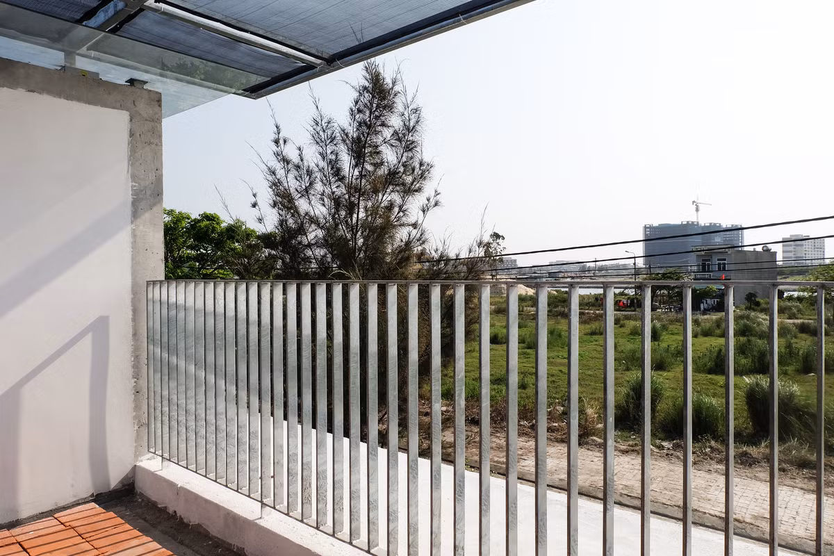 Vách ngăn cách nhiệt chèn kín khung bê tông, giúp giảm thiểu sự truyền nhiệt. Nguồn ảnh: Nguyen Quoc Dat