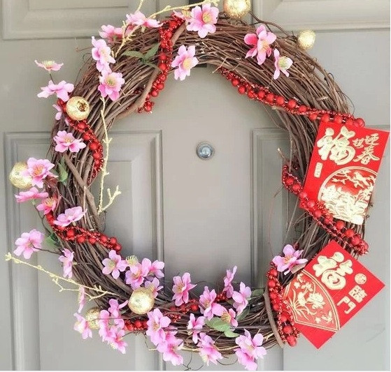 Hãy thử trang trí vòng hoa treo cửa với phong bao lì xì đỏ, bạn sẽ thấy không gian ngày Tết như hiện hữu sự ấm áp và ngập tràn sắc màu may mắn.