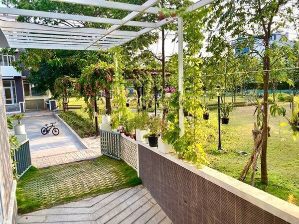 Nữ nghệ sĩ cho biết tổ ấm mới rộng hơn 200m2. Trong không gian sống của mình, Trịnh Kim Chi và ông xã thiết kế một khu vườn bao quanh biệt thự trồng nhiều loại trái cây và rau củ.