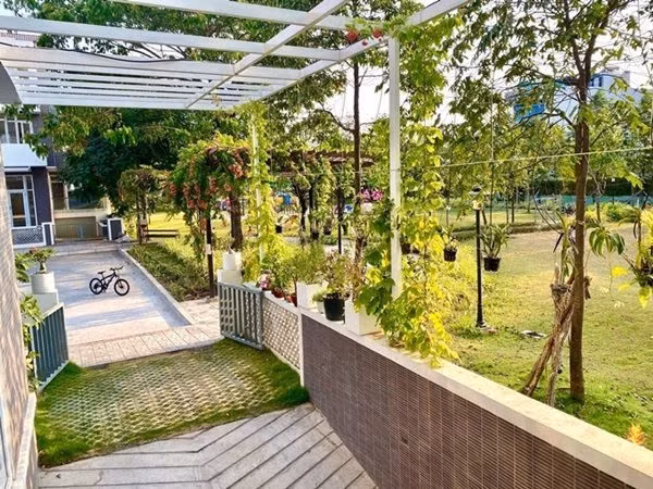 Nữ nghệ sĩ cho biết tổ ấm mới rộng hơn 200m2. Trong không gian sống của mình, Trịnh Kim Chi và ông xã thiết kế một khu vườn bao quanh biệt thự trồng nhiều loại trái cây và rau củ.