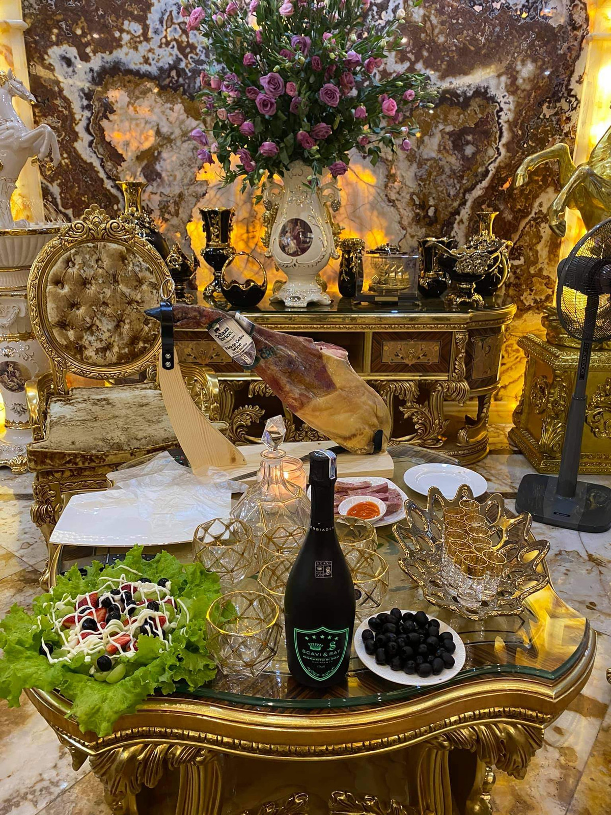 Nội thất cầu kỳ cho thấy sự giàu có của gia chủ.