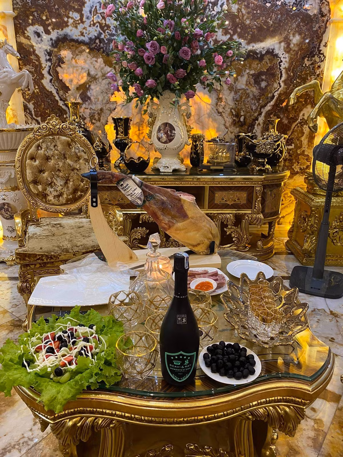 Nội thất cầu kỳ cho thấy sự giàu có của gia chủ.