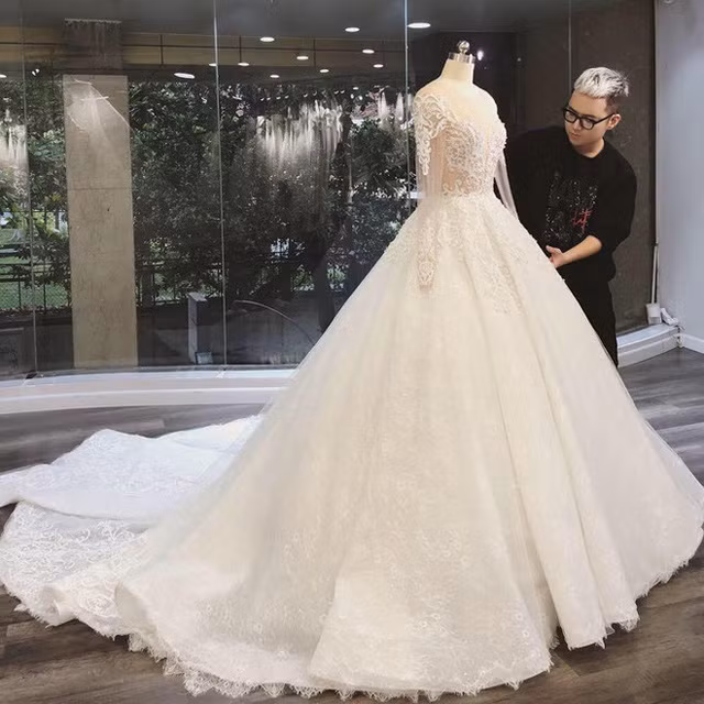 Chiếc váy cưới trong ngày trọng đại được thiết kế riêng bởi nhà thiết kế nổi tiếng với 10.000 hạt pha lê, swarovski cấp được đính kết thủ công trên thân váy. Nguồn ảnh: Facebook, Internet