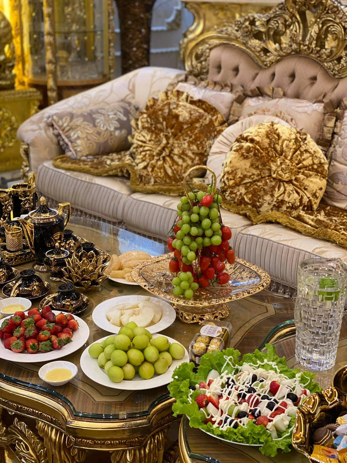 Gia chủ cũng chọn nhiều món đồ đắt tiền để bày biện.