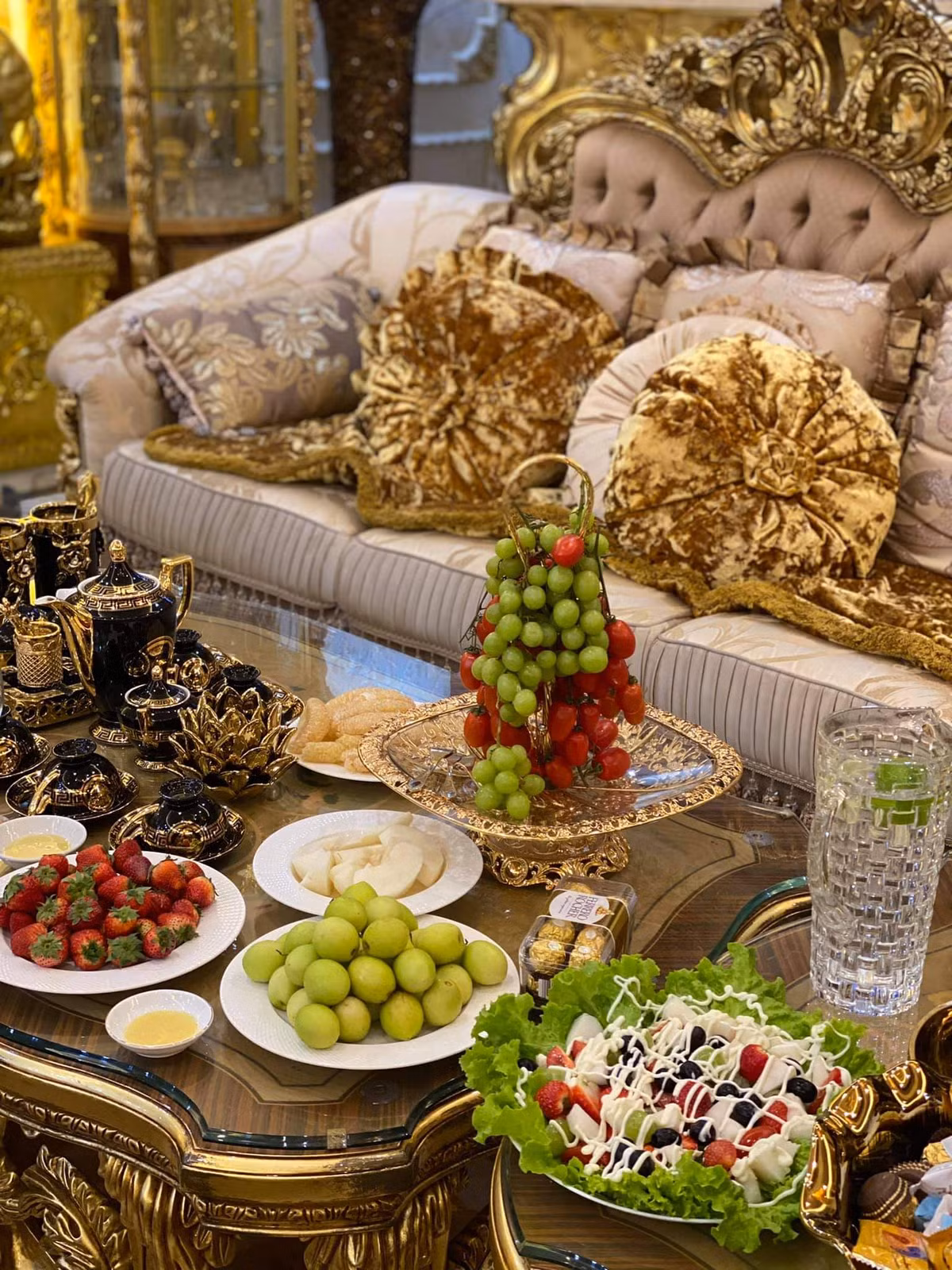 Gia chủ cũng chọn nhiều món đồ đắt tiền để bày biện.