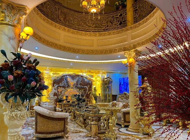 Vòm thông tầng thiết kế cầu kỳ và xa hoa như trong lâu đài.