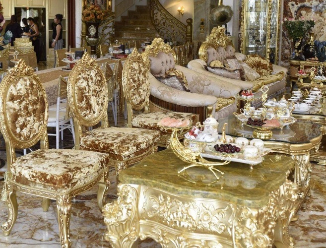 Gam màu vàng sang chảnh thường thấy trong các biệt thự tân cổ điển.