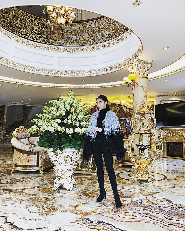 Phòng khách xa hoa của gia đình Hoa khôi Vũ Phương Anh.