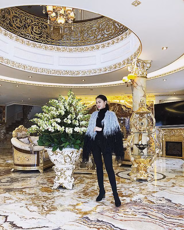 Phòng khách xa hoa của gia đình Hoa khôi Vũ Phương Anh.