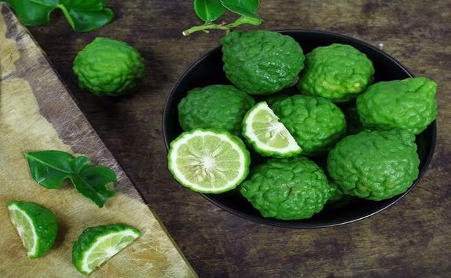 Quả chúc được sử dụng làm nước giải khát, nước mắm chấm, bóp gỏi, ngâm mật ong hoặc làm tinh dầu. Ảnh: Dân Việt