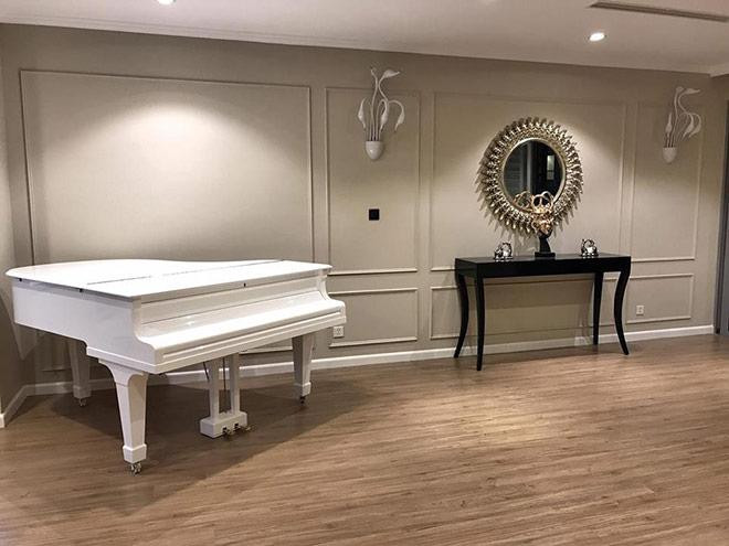 Chiếc đàn piano màu trắng đặt giữa nhà là khu vực Mạnh Trường yêu thích nhất. Ảnh: Khám phá