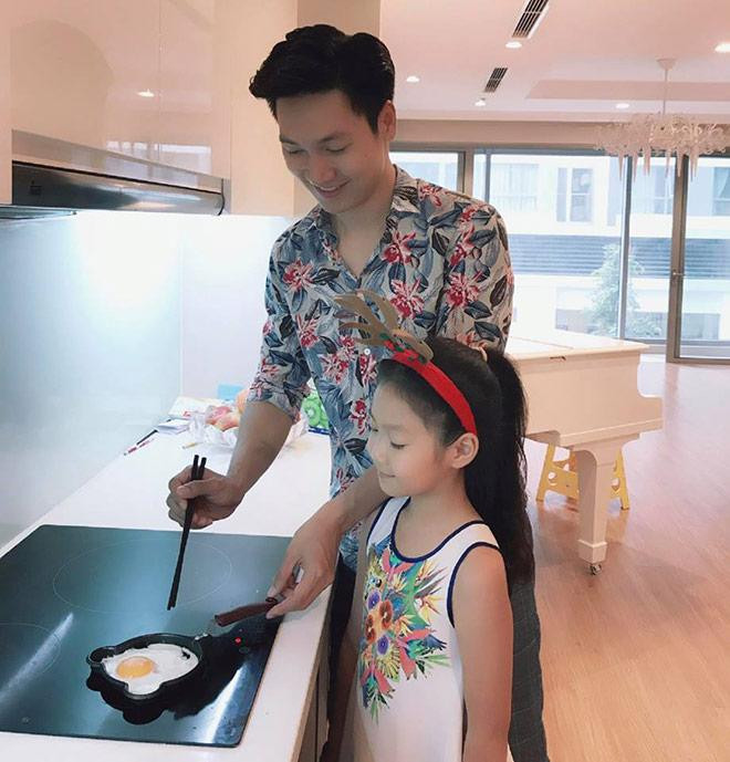 Bếp ăn rộng rãi sử dụng tông màu trắng. Ảnh: Khám phá