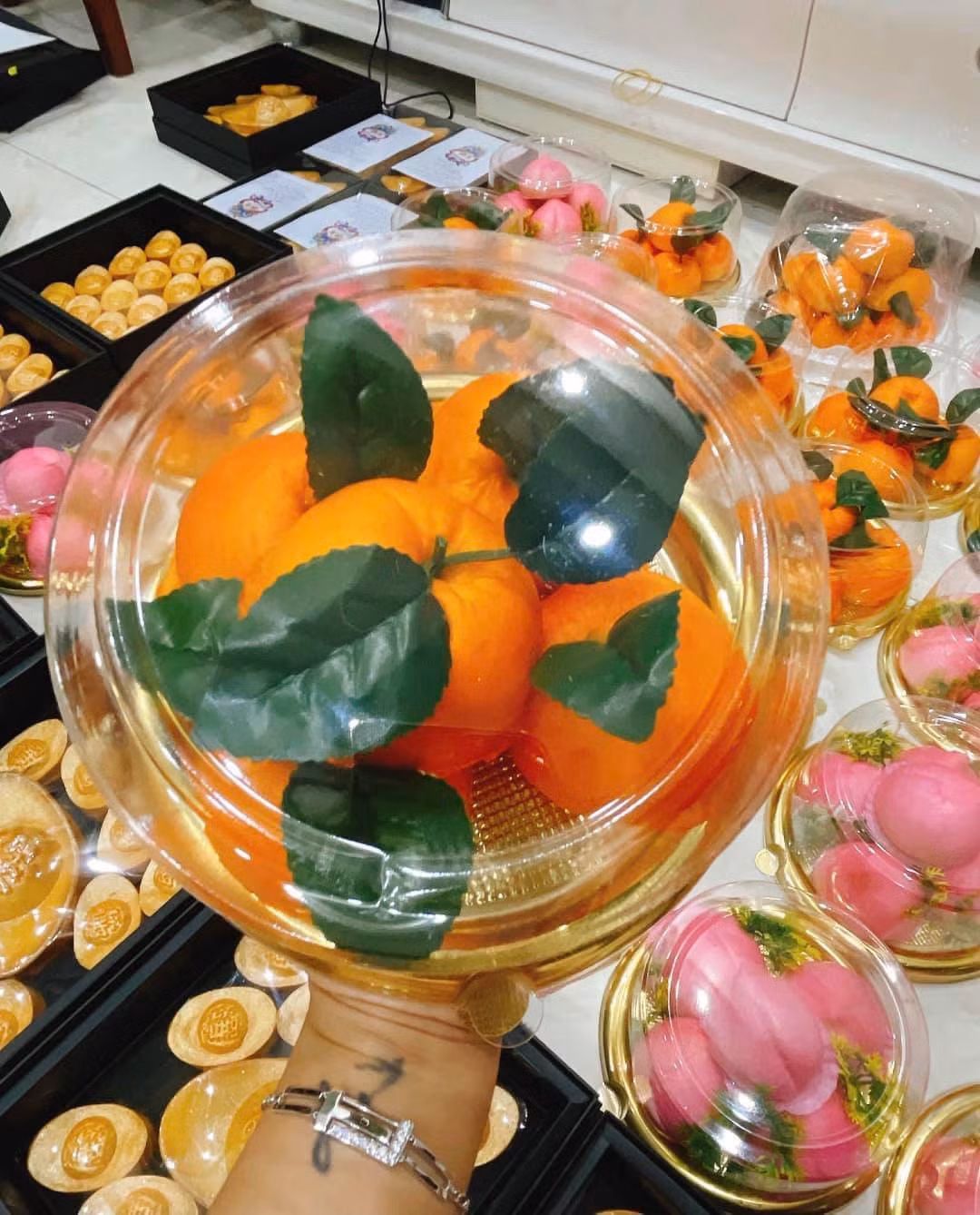 Cô Minh Anh (Hà Đông, Hà Nội), đây là lần đầu tiên cô thấy trên thị trường có loại bánh bao chay hình quả quýt. Quả quýt tượng trưng cho tài lộc may mắn nên cô đặt mua 2 set 5 quả để cúng Rằm Tháng Giêng. 