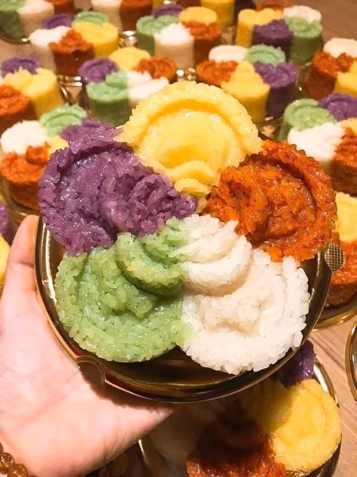 Không chỉ bánh bao, xôi ngũ sắc cũng là mặt hàng khá hút khách ngày Rằm Tháng Giêng. Giá xôi ngũ sắc dao động từ 38.000 - 45.000 đồng/set 500g