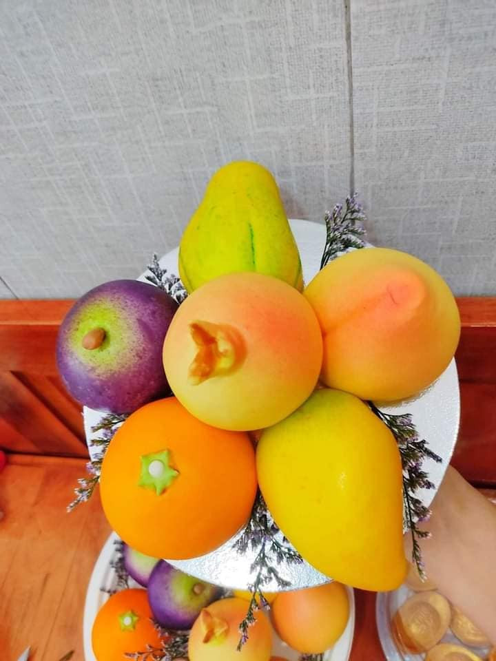 Ngoài bánh bao hình quả quýt, một số mẫu bánh bao hình trái cây khác như lựu, đào tiên, vú sữa, xoài, đu đủ....cũng hút khách.