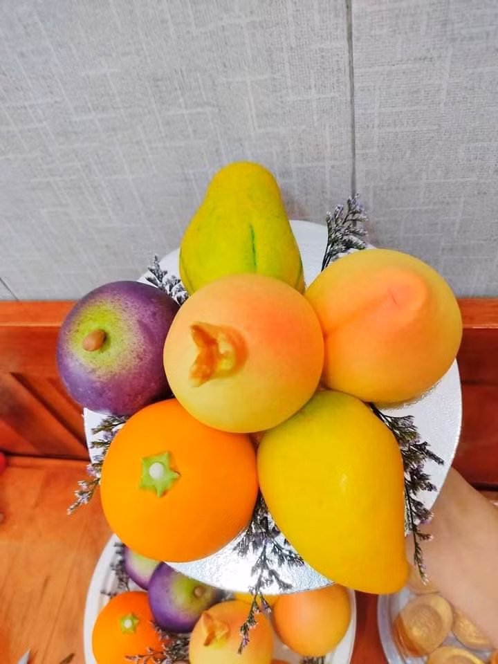 Ngoài bánh bao hình quả quýt, một số mẫu bánh bao hình trái cây khác như lựu, đào tiên, vú sữa, xoài, đu đủ....cũng hút khách.