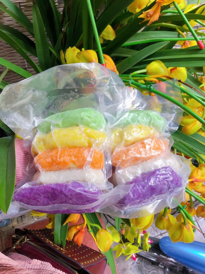 Theo người bán, xôi hoàn toàn là màu tự nhiên. Xôi đã được hấp và cấp đông, khách chỉ cần cho vào nồi hấp lại khoảng 20 phút là được. Nguồn ảnh: Facebook