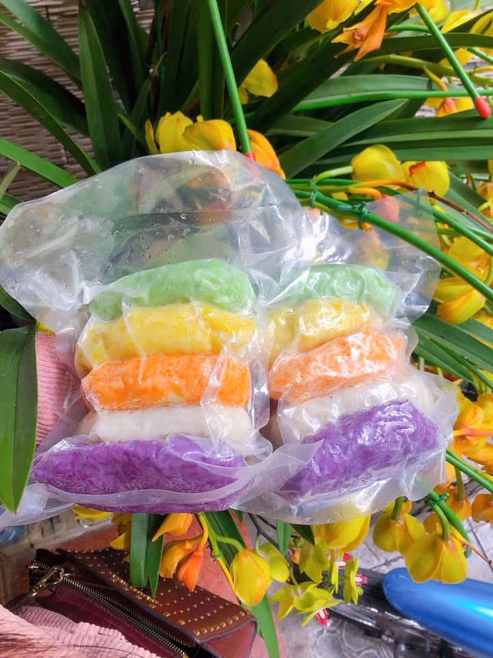 Theo người bán, xôi hoàn toàn là màu tự nhiên. Xôi đã được hấp và cấp đông, khách chỉ cần cho vào nồi hấp lại khoảng 20 phút là được. Nguồn ảnh: Facebook