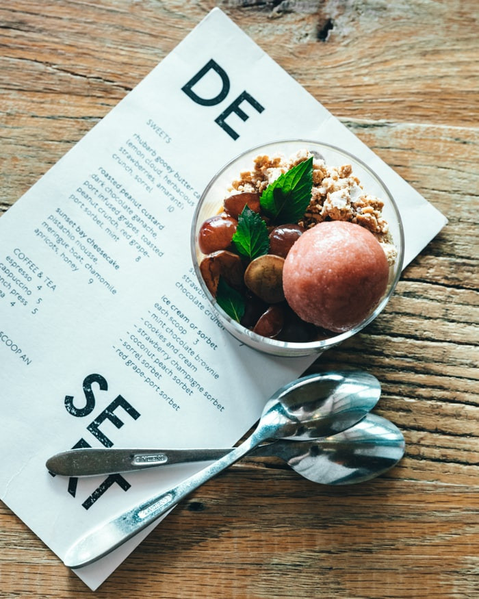 Nhiều nhà hàng chỉ liệt kê giá món ăn trong menu bằng những con số nhưng không chú thích đơn vị tiền tệ của chúng. Thủ thuật này được sử dụng để đánh lạc hướng thực khách khỏi mối bận tâm rằng họ phải chi trả bao nhiêu tiền cho bữa ăn của mình.