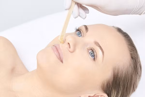 Các phương pháp tẩy lông truyền thống như nhổ bằng nhíp, dùng dao cạo, kem rụng lông đều có nhược điểm như gây ửng đỏ, đau, ngứa và lông mọc lại nhanh hơn. Sugaring là quá quá trình tương tự waxing bằng cách kéo lông ra khỏi gốc. Bạn cần thoa hỗn hợp lên da ngược chiều lông mọc rồi lột bỏ lớp hỗn hợp theo chiều xuôi. Phương pháp này ít gây đau đớn và an toàn cho mọi loại da. Ảnh: eMediHealth.