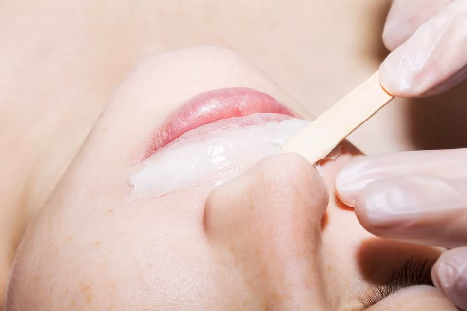 Kem làm rụng lông là giải pháp an toàn, dễ thực hiện tại nhà. Kem giúp làm tan lớp lông trên bề mặt để loại bỏ lông nhanh chóng. Tuy nhiên, hiệu quả chỉ kéo dài tối đa 3 ngày. Ngoài ra, kem làm rụng lông có chứa các chất hóa học có thể gây hại cho làn da của bạn. Ảnh: Empress Bar.