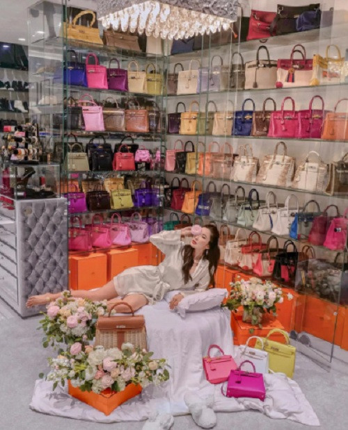 Sau khi ly hôn, Jamie Chua sống một cuộc sống xa hoa. Trong nhà của cô còn có một phòng dành riêng cho các món đồ Hermès sang trọng sánh ngang với một cửa hàng chuyên đồ hiệu và phải mở khóa bằng vân tay mới có thể vào phòng.